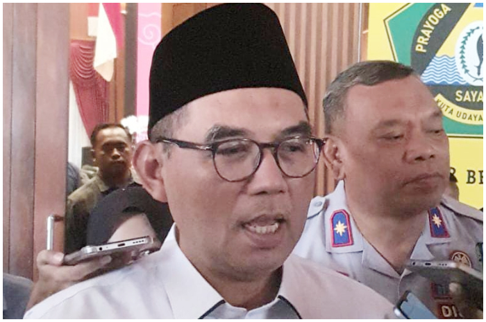 Sekda Kabupaten Bogor, Ajat Rochmat Jatnika saat dimintai keterangan soal pemangkasan dana TKD Pemkab Bogor.