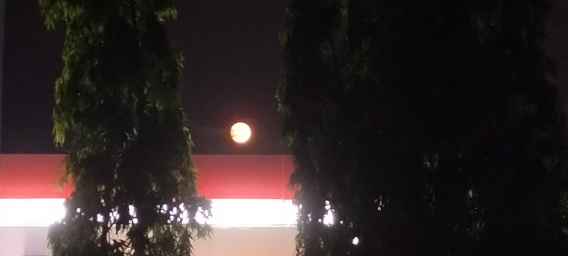 Supermoon bernama Harvest Moon terlihat dari Gedung Graha Pena Radar Bogor.