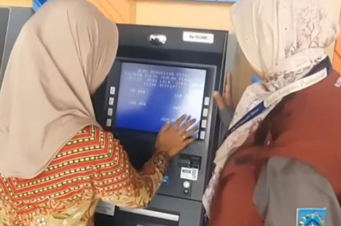 Ilustrasi: KPM sedang mengecek saldo bansos di ATM.&nbsp;