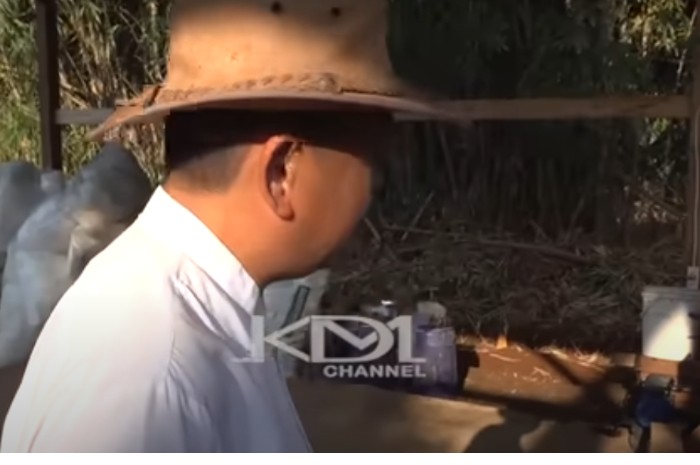 Gubernur Jawa Barat Dedi Mulyadi melihat tempat daur ulang sampah plastik milik warga.
