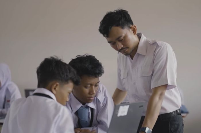 Ilustrasi: Guru sedang melaksanakan kegiatan belajar mengajar di kelas.&nbsp;