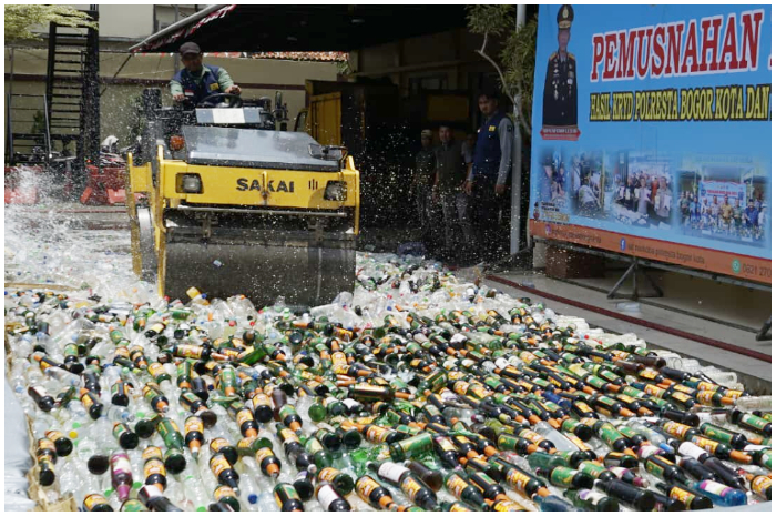 Pemusnahan 38.875 botol miras oleh Polresta Bogor Kota.