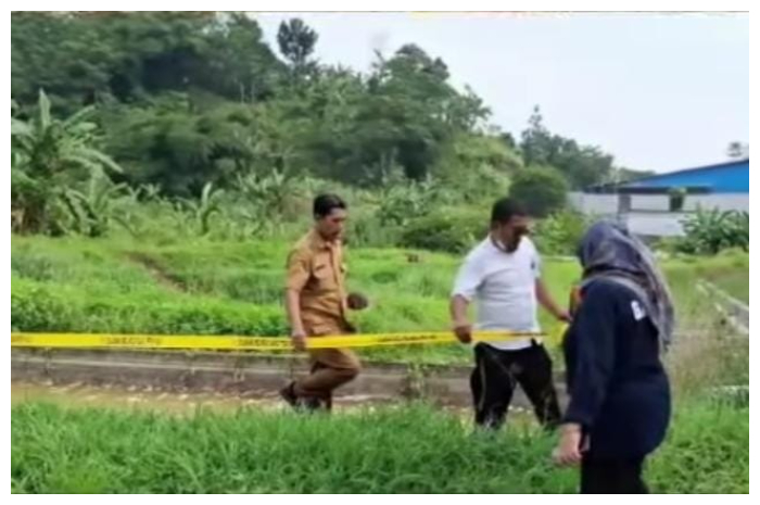 Petugas Dinas Lingkungan Hidup (DLH) Kabupaten Bogor memasang garis segel di area pembuangan limbah diduga mencemari aliran sungai di Desa Nambo, Kecamatan Klapanunggal.