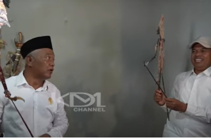 Gubernur Jawa Barat, Dedi Mulyadi bermain wayang bersama Yai Mim di Malang.
