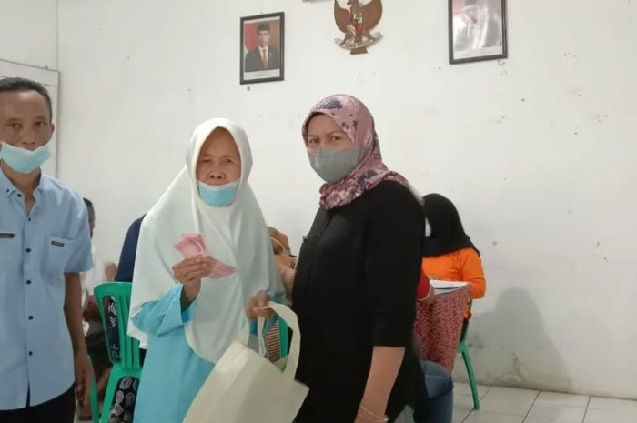 ILUSTRASI. KPM mengambil bansos.