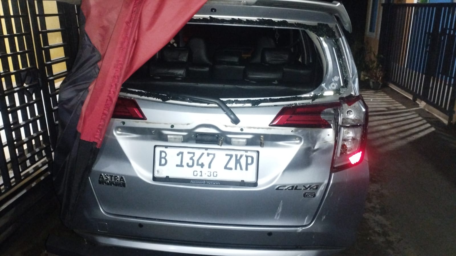 Salah satu mobil warga Kota Depok, rusak berat akibat bencana hujan dan angin kencang.