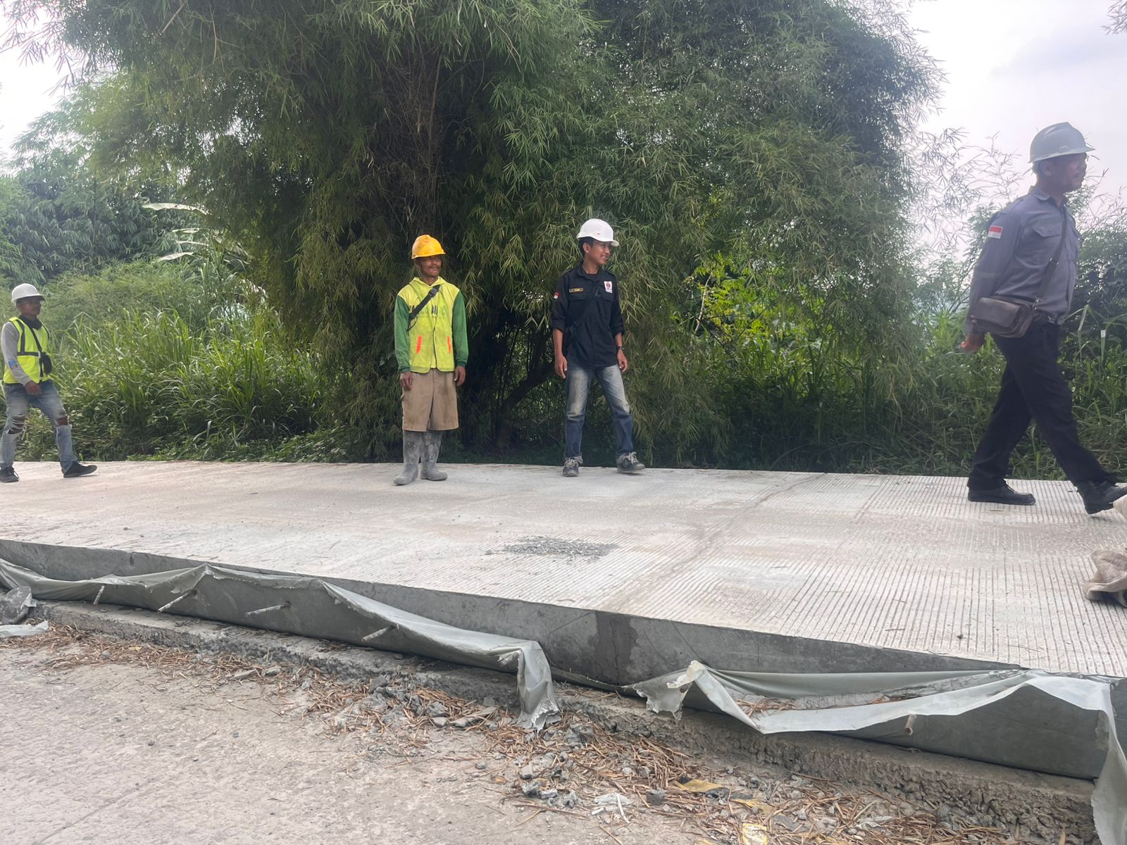 Kontraktor melakukan perbaikan keretakan yang terjadi di proyek pembangunan Jalan Prumpung Gunung Sindur, Kabupaten Bogor.