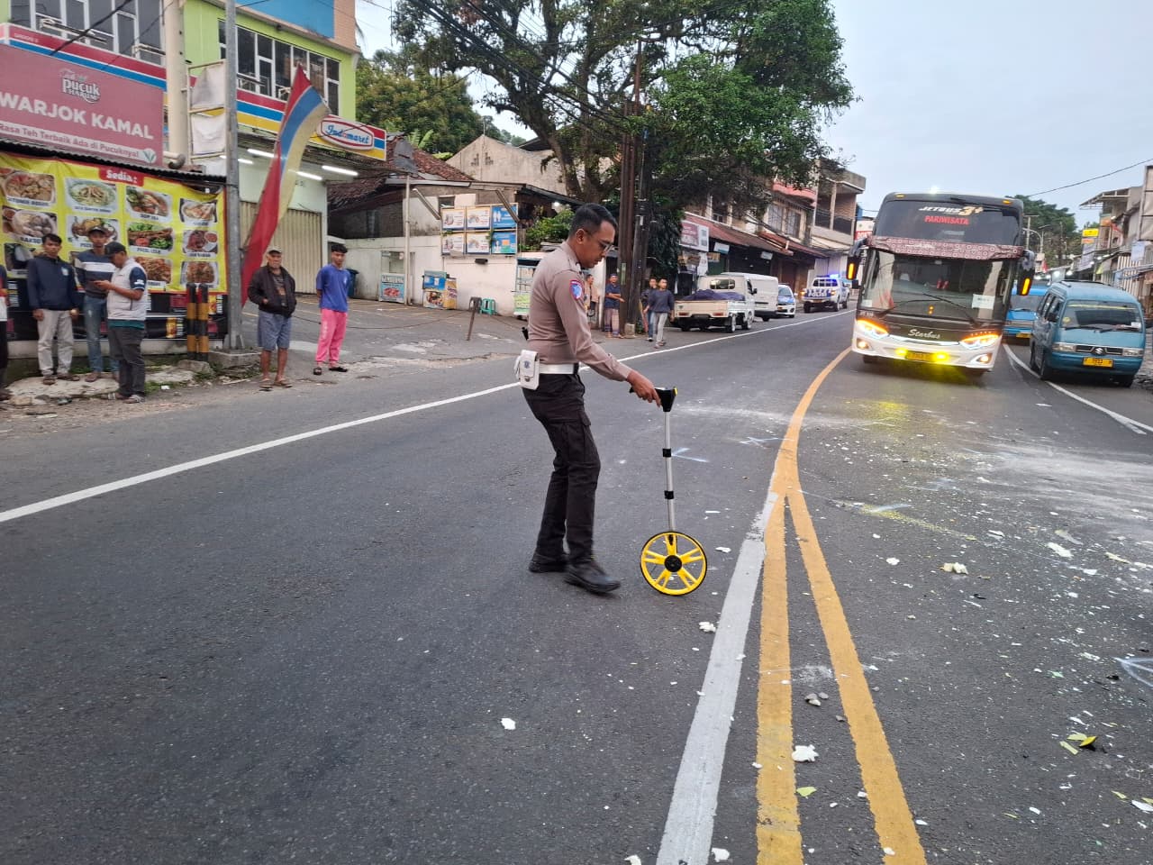 Kecelakaan melibatkan mobil box dan truk terjadi di Jalan Raya Puncak, Jembatan Gadog, Desa Pandansari, Kecamatan Ciawi, Kabupaten Bogor.