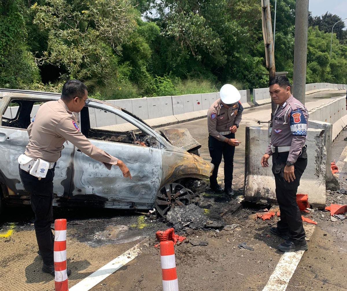 Olah TKP kebakaran mobil di Gerbang Tol Ciawi, Kilometer 41 Tol Jagorawi.