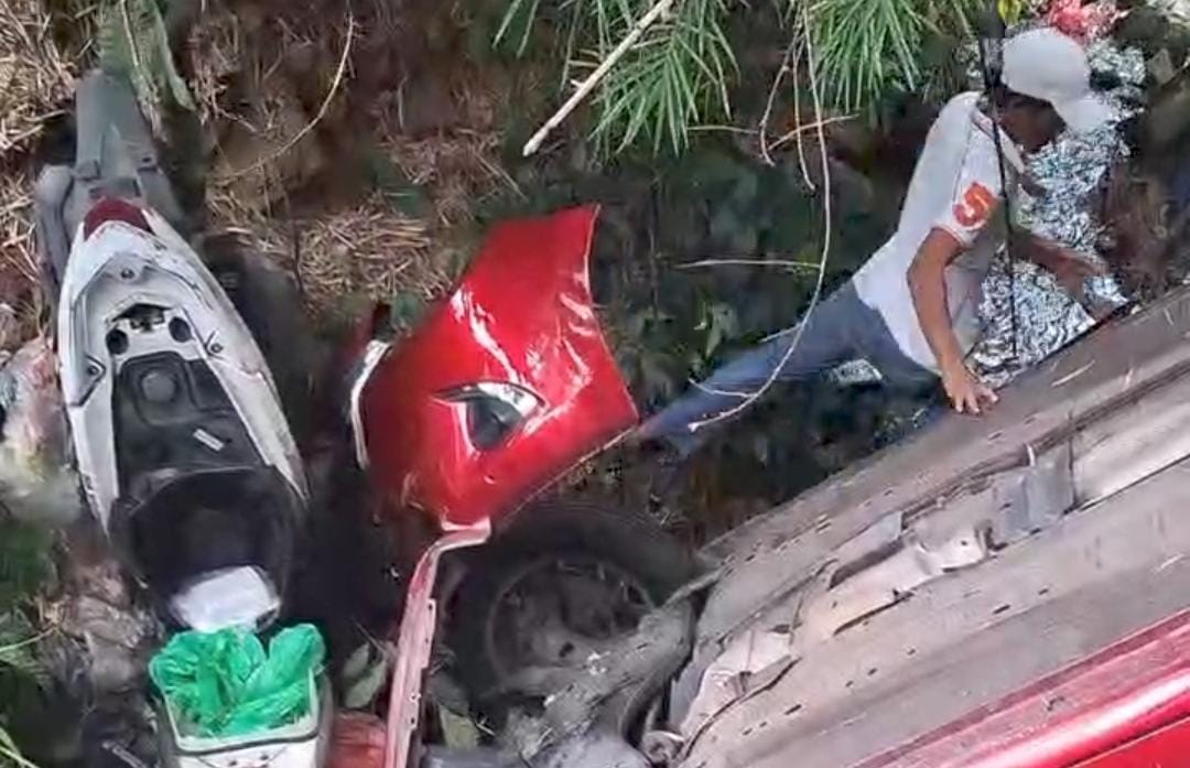 Kecelakaan mobil dan motor terperosok di Hambalang, Kabupaten Bogor, Rabu 8 Oktober 2025.