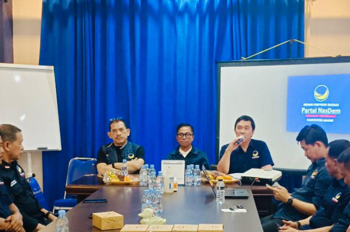 Sejumlah anggota Partai NasDem saat melakukan pertemuan di Kantor DPD Partai NasDem Kabupaten Bogor.