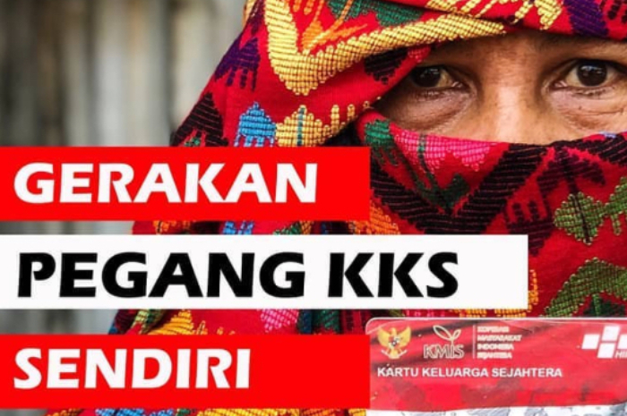 Para penerima Bansos PKH hingga BPNT memegang KKS.