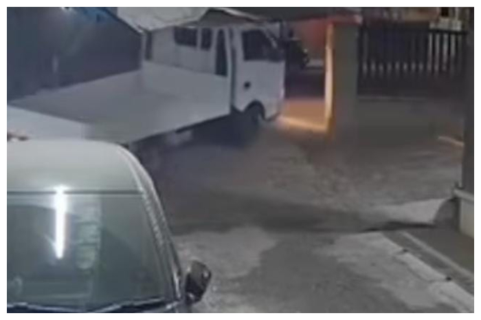 Rekaman CCTV memperlihatkan momen saat mobil pick up Isuzu diduga dibawa kabur oleh pelaku dari area bengkel cat di Desa Cipenjo, Kecamatan Cileungsi, Kabupaten Bogor.