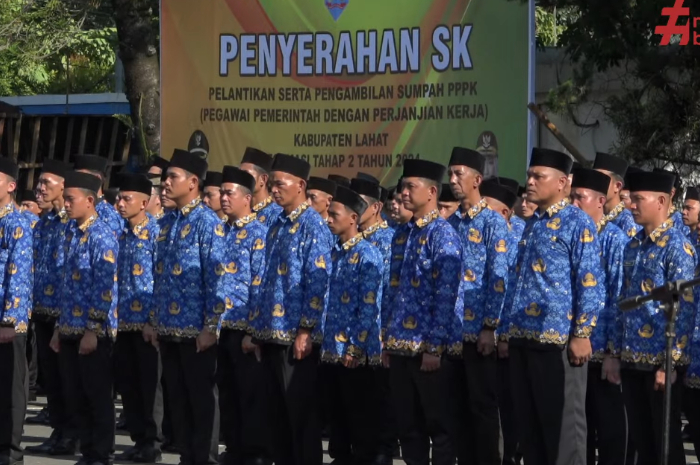 Kegiatan penyerahan SK PPPK di Lahat