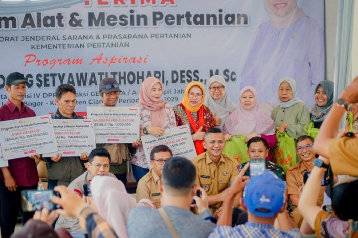 Penyerahan bantuan untuk petani Kota Bogor oleh Kementan dan DPR RI