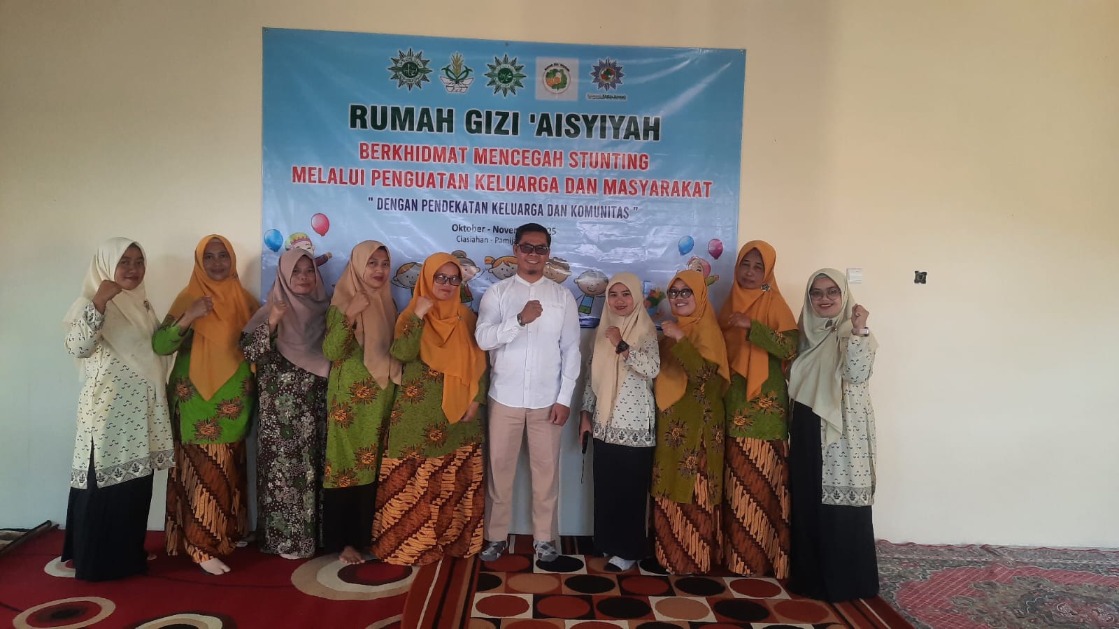 Kader &lsquo;Aisyiyah Pamijahan bersama perwakilan Pimpinan Daerah Muhammadiyah Kabupaten Bogor foto bersama usai kegiatan Rumah Gizi &lsquo;Aisyiyah di Desa Ciasihan, Kecamatan Pamijahan, Kabupaten Bogor.