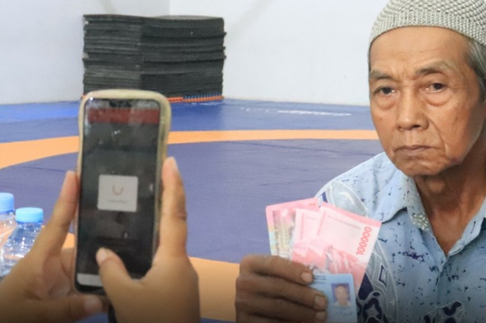Ilustrasi: Penerima bantuan sosial (bansos).