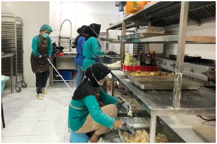 Proses produksi dapur MBG di SPPG Yasmin Curug Mekar Kota Bogor.