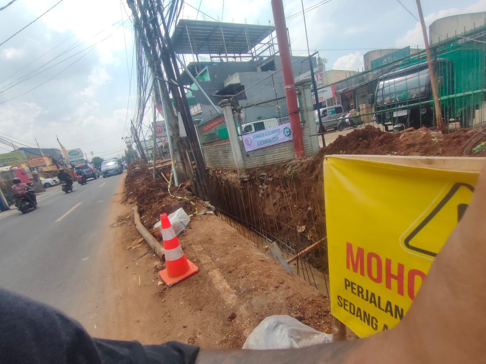 Tak ada pembatas, proyek pengerjaan drainase di Kota Depok ini bahayakan pengguna jalan.