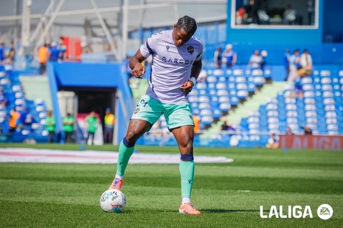 Striker Levante, Etta Eyong, santer dikaitkan dengan Barcelona.