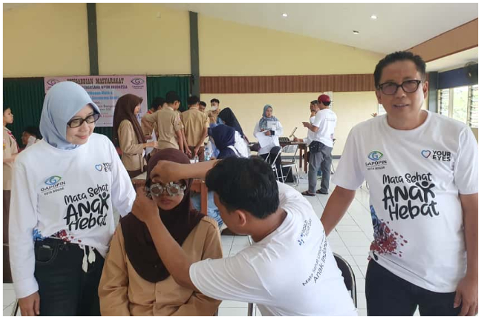 Pemeriksaan kesehatan mata gratis yang diadakan Gapopin.