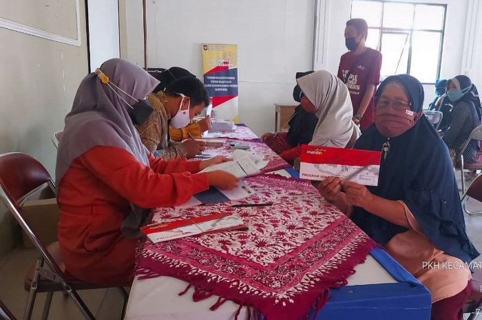 Ilustrasi KPM bansos BPNT mengambil dana.