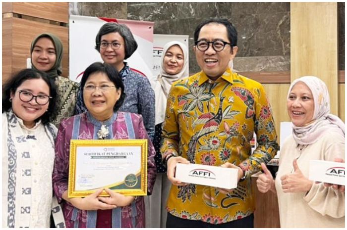 Prof Christofora Hanny Wijaya, Dosen IPB University saat menerima penghargaan dari Kemenperin.