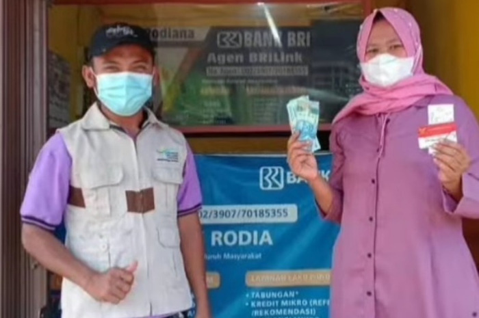 Ilustrasi penyaluran bansos PKH BPNT ke KPM.