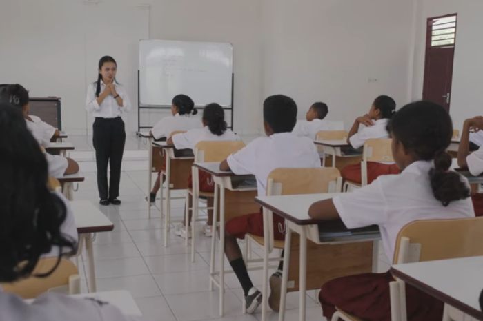 Ilustrasi: Guru sedang mengajar di kelas.&nbsp;