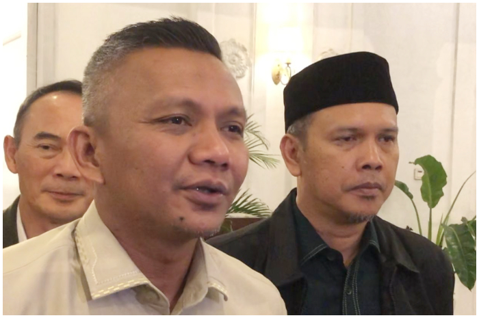 Wakil Wali Kota Bogor Jenal Mutaqin (Kiri) saat dimintai keterangan