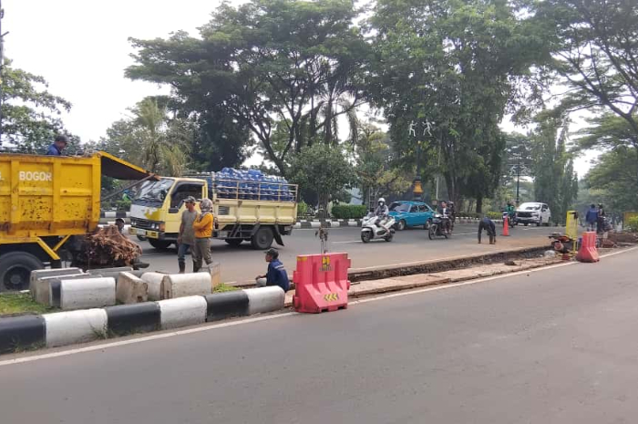 Proses pembangunan jalur u-turn atau putar balik baru di Jalan Tegar Beriman, Cibinong, Kabupaten Bogor, Kamis, 9 Oktober 2025.