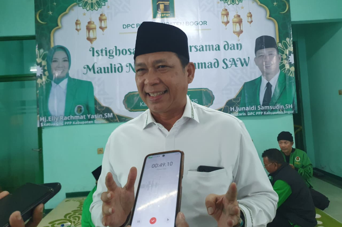 Wakil ketua III DPRD Kabupaten Bogor, Junaidi Samsudin saat memberi keterangan kepada wartawan.