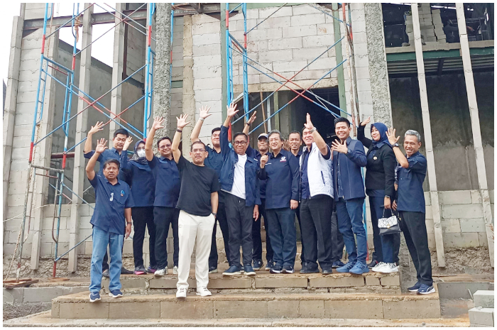 Sejumlah kader partai NasDem saat meninjau pembangunan kantor baru Partai NasDem di Jalan Tegar Beriman, Cibinong, Kabupaten Bogor.