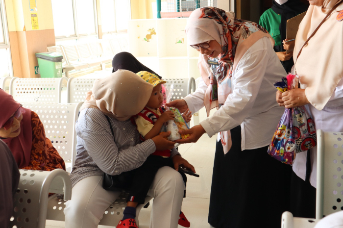 Direktur RSUD R. Moh. Noh Nur, dr. Vitrie Winastri, S.H., MARS saat menyapa pasien anak.