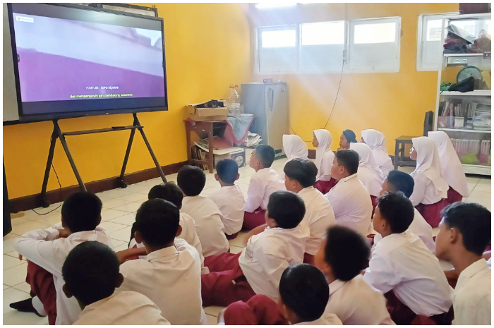 Sejumlah siswa sekolah dasar saat mengikuti pelajaran melalui Smart TV bantuan dari Kemendikdasmen.