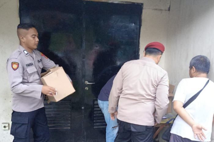 Polisi saat melakukan pemeriksaan ke sejumlah warung di kawasan Lodaya, Kota Bogor.