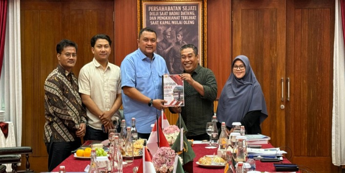 Visi Nusantara Maju menyerahkan hasil kajian BUMD kepada Bupati Bogor Rudy Susmanto