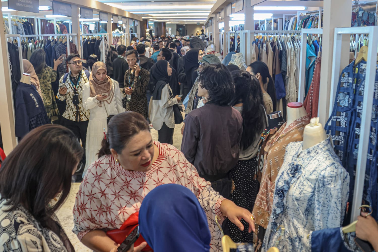 ANTUSIAS BERBELANJA: Pengunjung memadati arena pameran produk fesyen dan UMKM di Indonesia Sharia Economic Festival (ISEF) yang digelar di JIExpo Kemayoran, Jakarta pada 8-12 Oktober 2025.