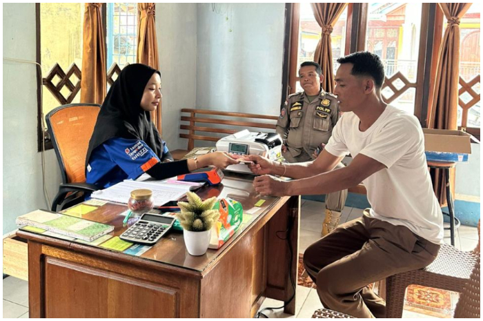 AgenBRILink di Desa Sioban, Kecamatan Sipora Selatan, Kabupaten Kepulauan Mentawai, Sumatera Barat saat melayani warga.