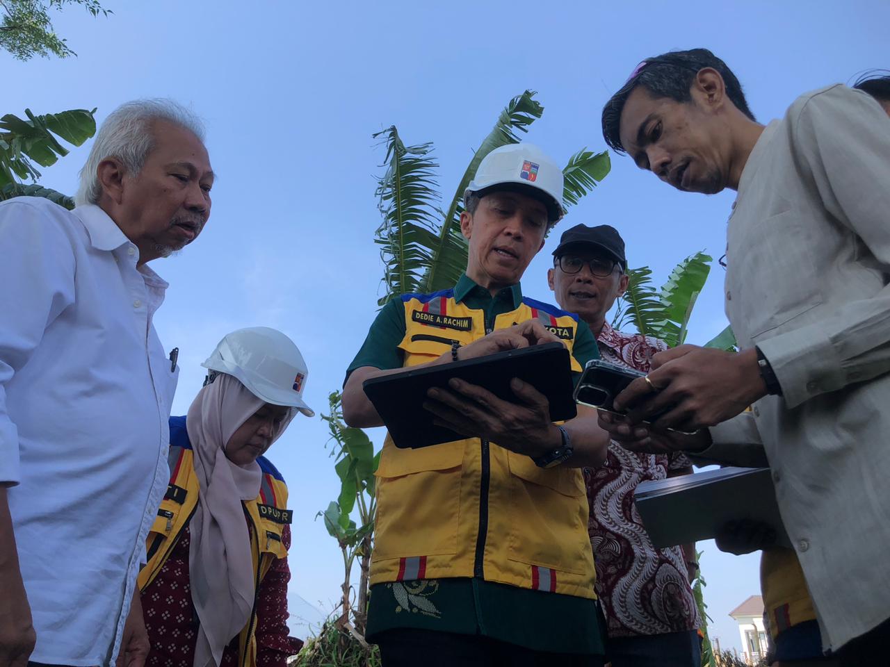 Wali Kota Bogor Dedie A Rachim saat meninjau lokasi akses utama menuju kantor pemerintahan baru.