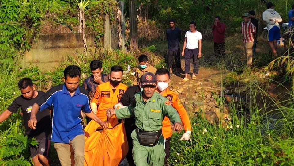 Proses evakuasi jasad remaja yang ditemukan meninggal di Desa Hambalang, Kecamatan Citeureup, Kabupaten Bogor, Jumat 10 Oktober 2025.