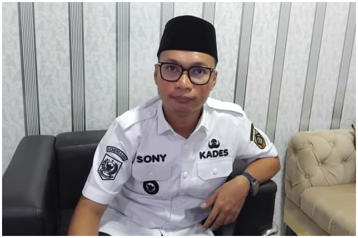 Kepala Desa Karang Asem Timur, Kecamatan Citeureup, Kabupaten Bogor, Sony Priyanto saat dimintai keterangan oleh Radar Bogor, Jum