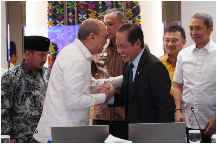 Menteri LH dan Kepala BPLH&nbsp;Hanif Faisol Nurofiq usai menyerahkan&nbsp;hasil verifikasi potensial lokasi pembangunan PSEL kepada Kepala Danantara
