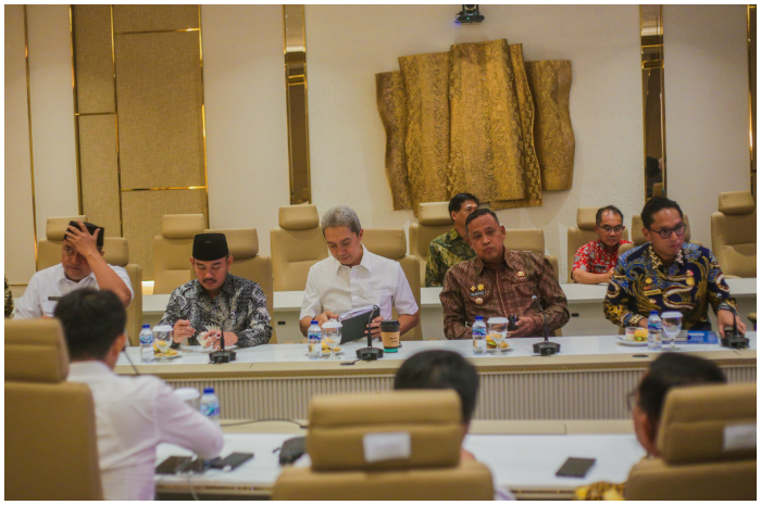 Wali Kota Bogor, Dedie Rachim, bersama pemerintah pusat dan daerah lainnya membahas langkah konkret pembangunan PSEL dalam pertemuan di Kantor Danantara.