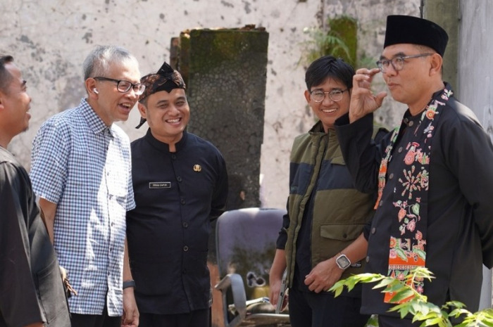 Sekda Kabupaten Bogor Ajat Rochmat Jatnika meninjau kondisi bangunan Puskesmas Citeureup pasca kebakaran.