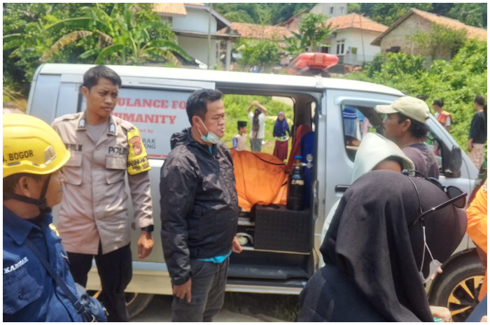 Evakuasi jasad pria yang ditemukan di Ciseeng setelah dilaporkan terjun ke Sungai Cisadane.