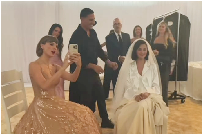 Taylor Swift, tampak hadir dalam acara pernikahan sahabatnya Selena Gomez.