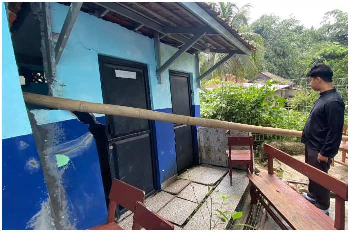 Kondisi toilet yang rusak di salah satu sekolah akibat terdampak bencana alam.