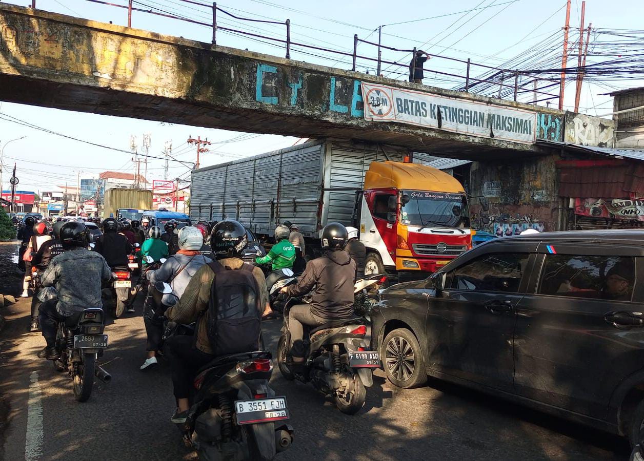 Insiden truk tersangkut kembali terjadi di Jembatan Talang Air, Kecamatan Bogor Utara.