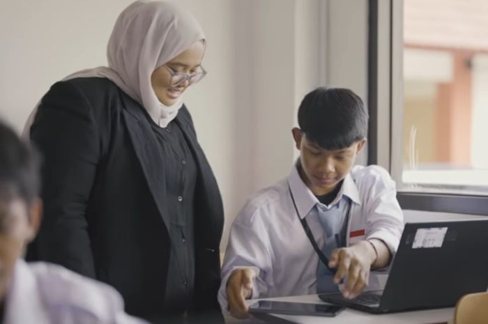 Ilustrasi: Guru sedang mengajar di kelas.&nbsp;
